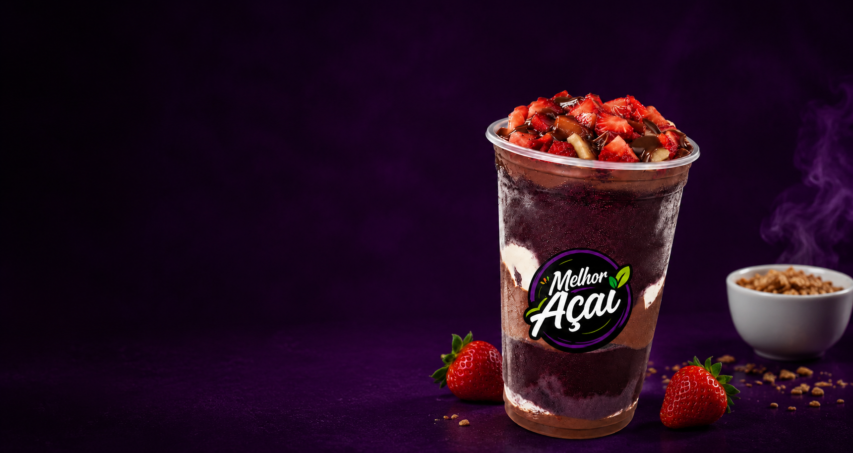 Copo de açaí Melhor Açaí, montado com morango, banana e granola
