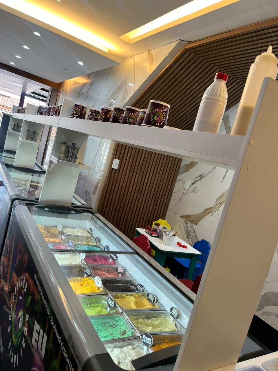 Vitrine de gelatos artesanais em diversos sabores