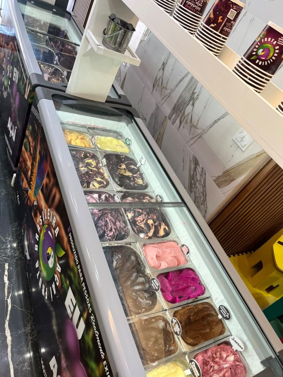 Balcão de gelatos e potes de açaí da loja