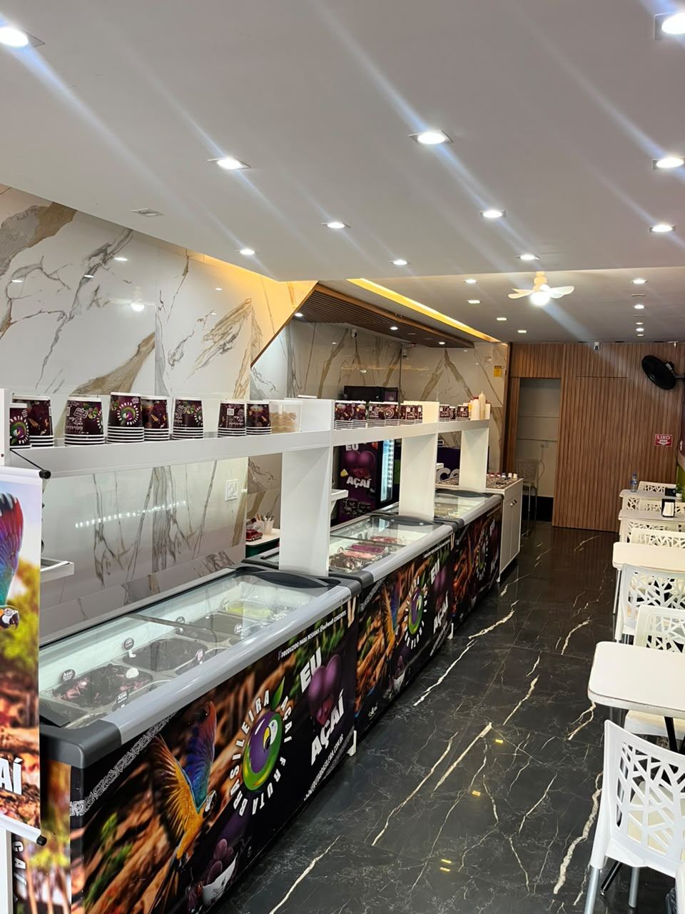 Interior da loja com mesas e ambiente climatizado